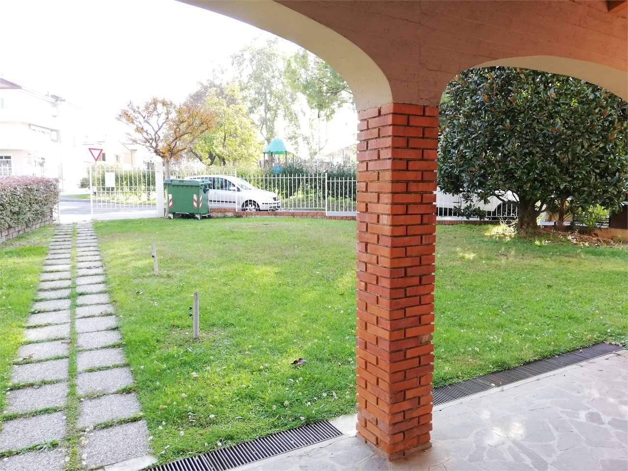 SPAZIO COMMERCIALE 2