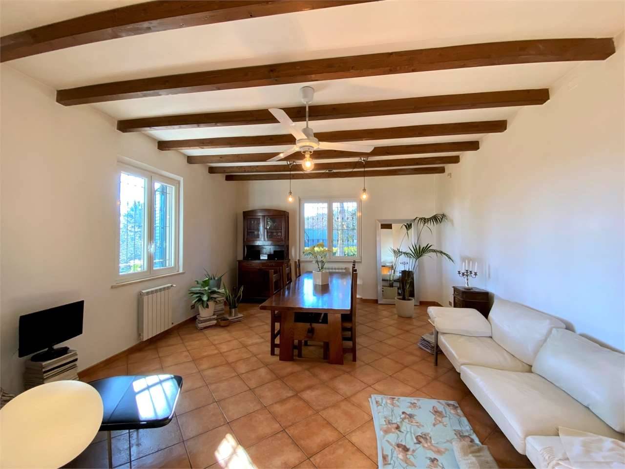 VILLA SINGOLA CON AREA DI 15.OOO MQ 29