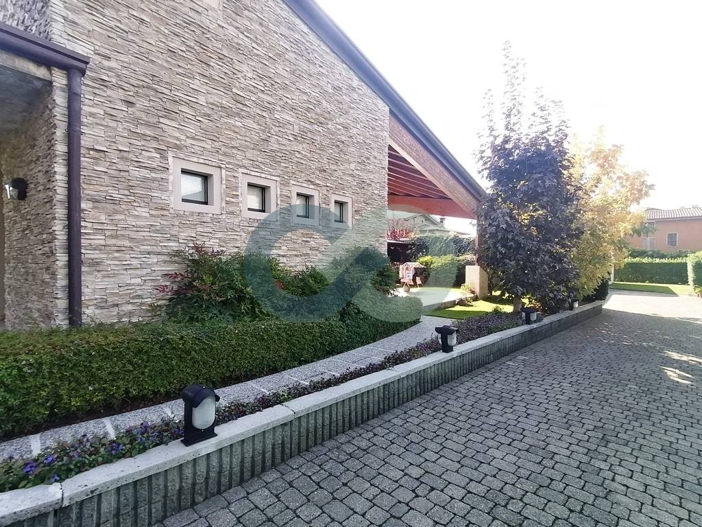 VIA IV NOVEMBRE 9 5