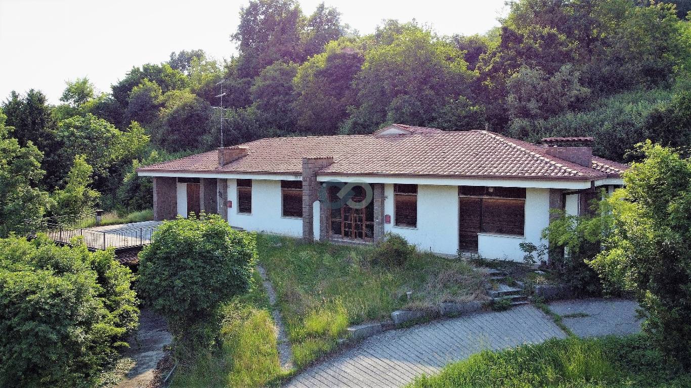 COMPLETA BIFAMILIARE CON AMPIO TERRENO 10