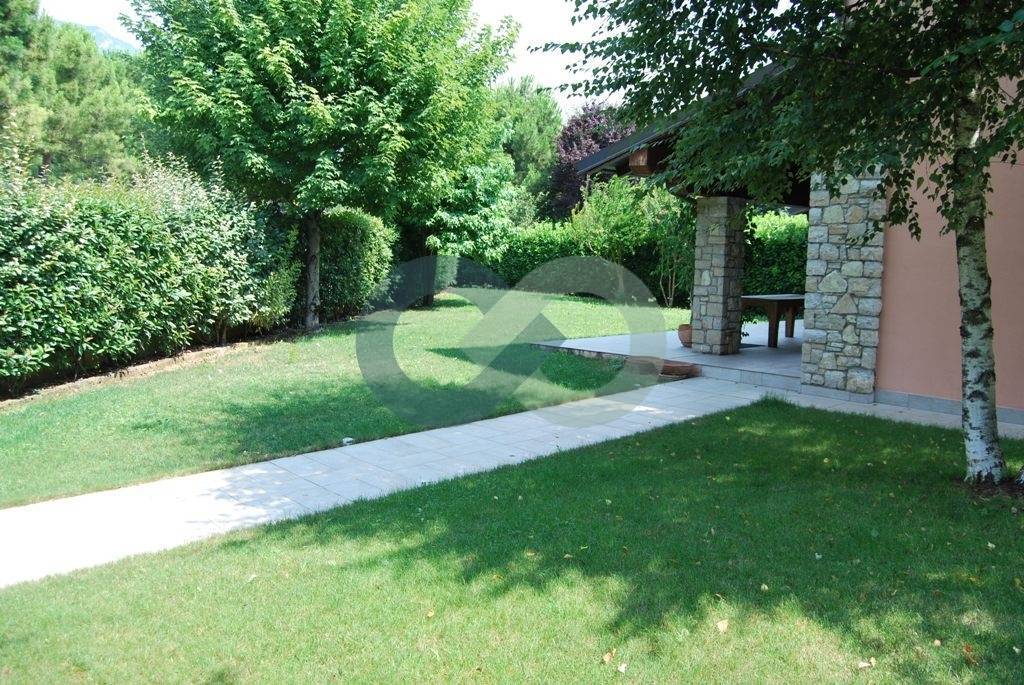 VILLA IN TRIFAMILIARE 28
