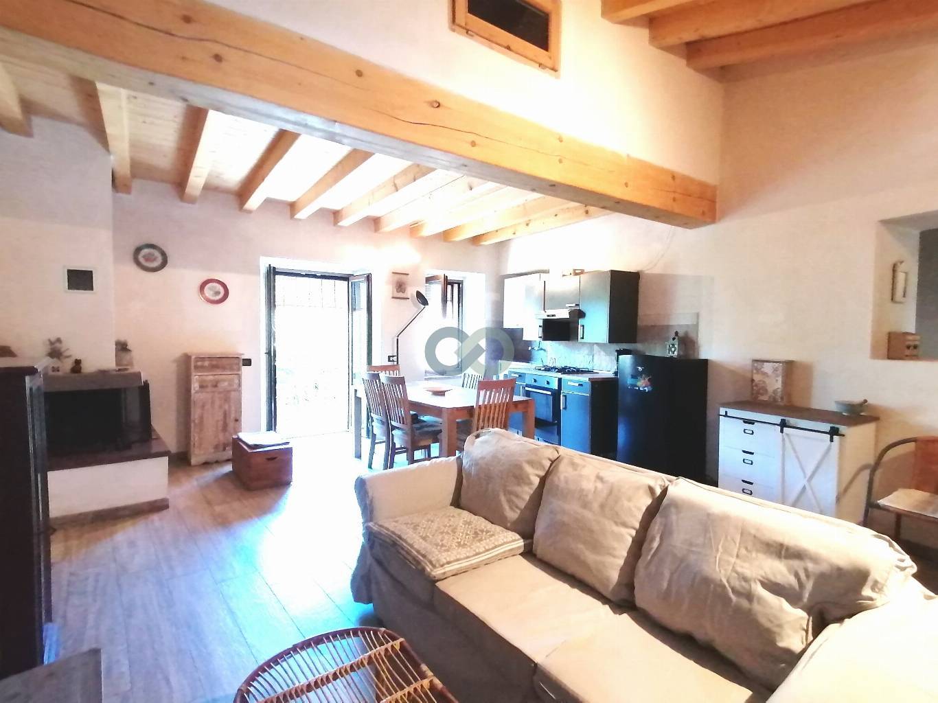 Porzione di casa indipendente con corte e terreno 6