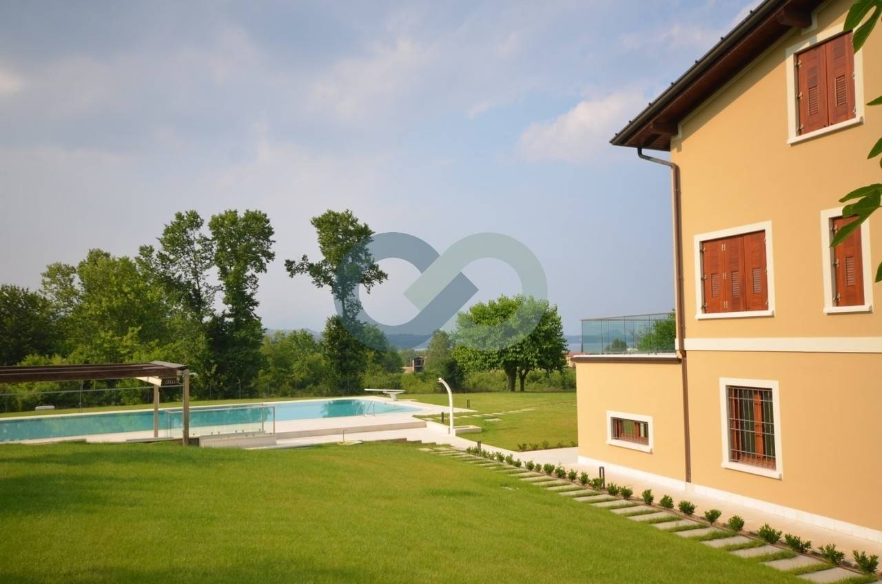 QUADRILOCALE VISTA LAGO CON PISCINA 14
