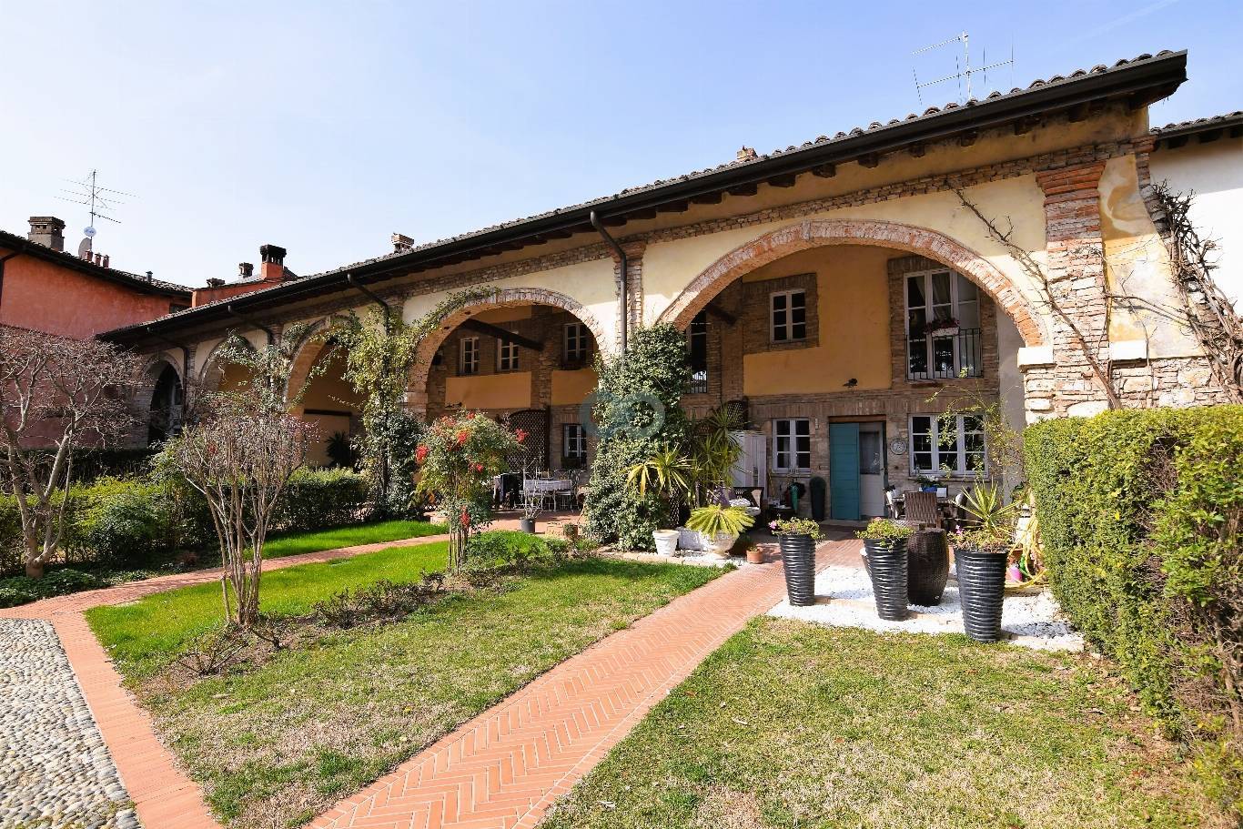CASA DI CORTE INDIPENDENTE 21