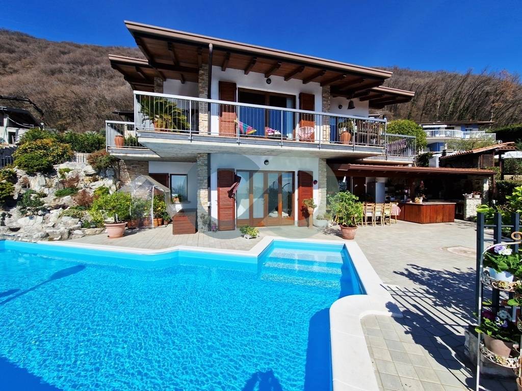 Villa con piscina e vista lago 7