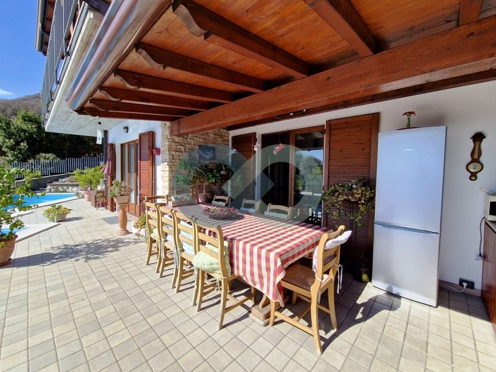 Villa con piscina e vista lago 25