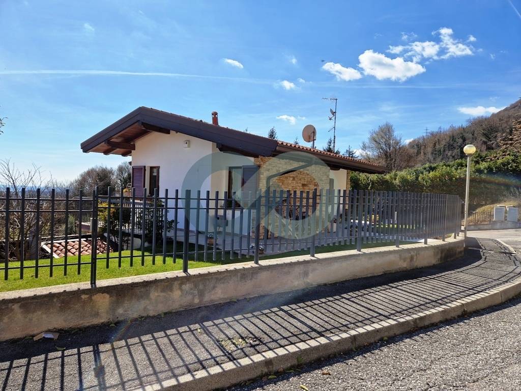 Villa con piscina e vista lago 9