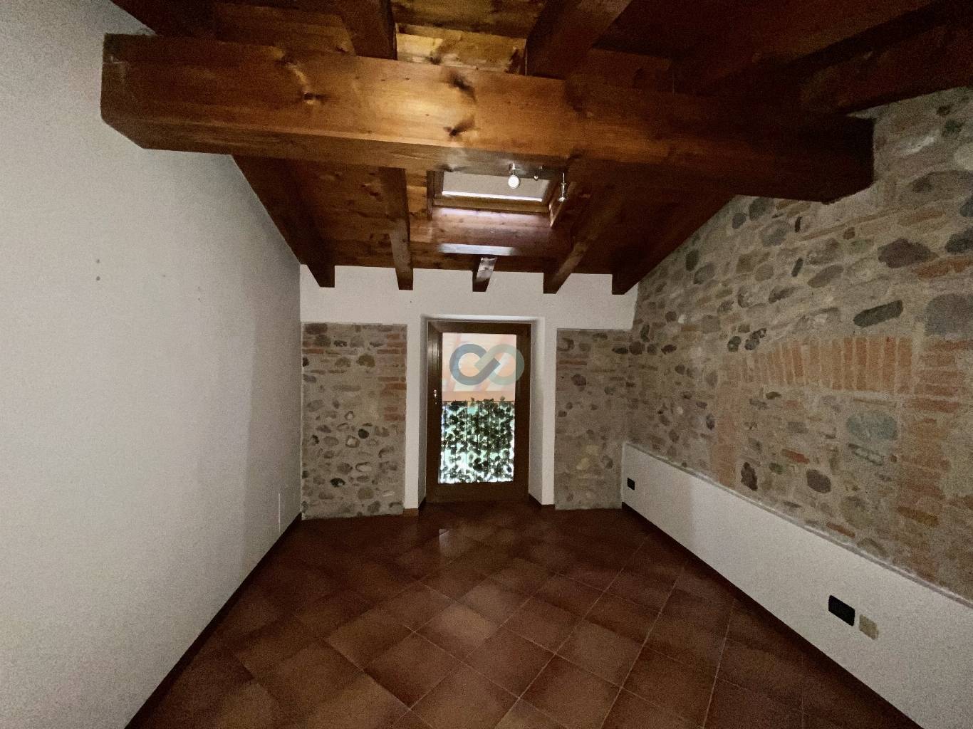 QUADRILOCALE CON GRANDE LOGGIA 16