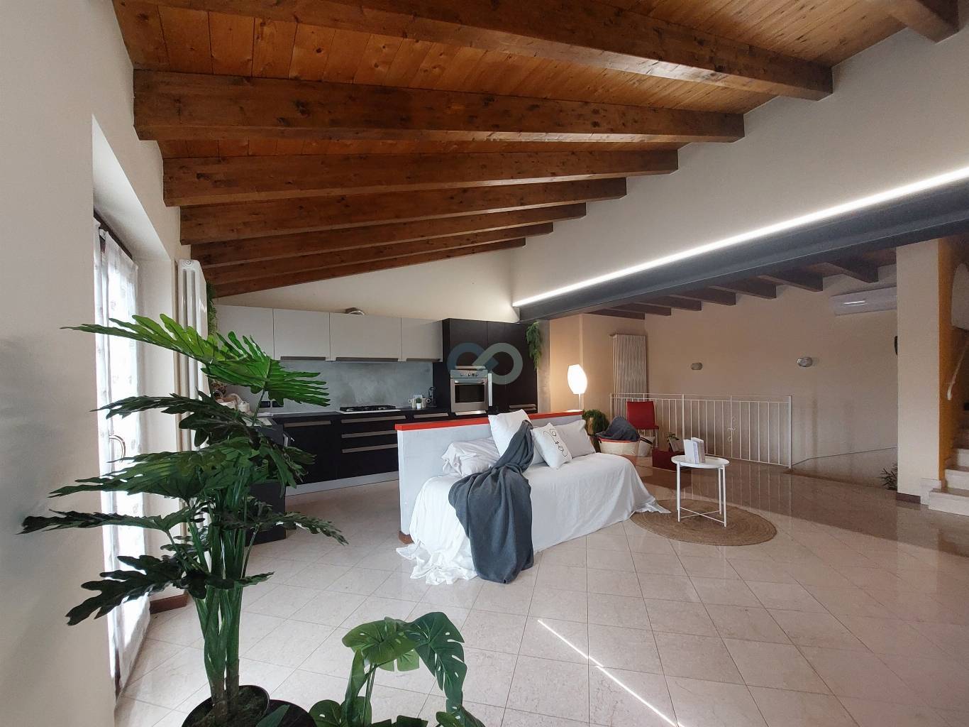 AMPIO TRILOCALE TRAVI A VISTA 1