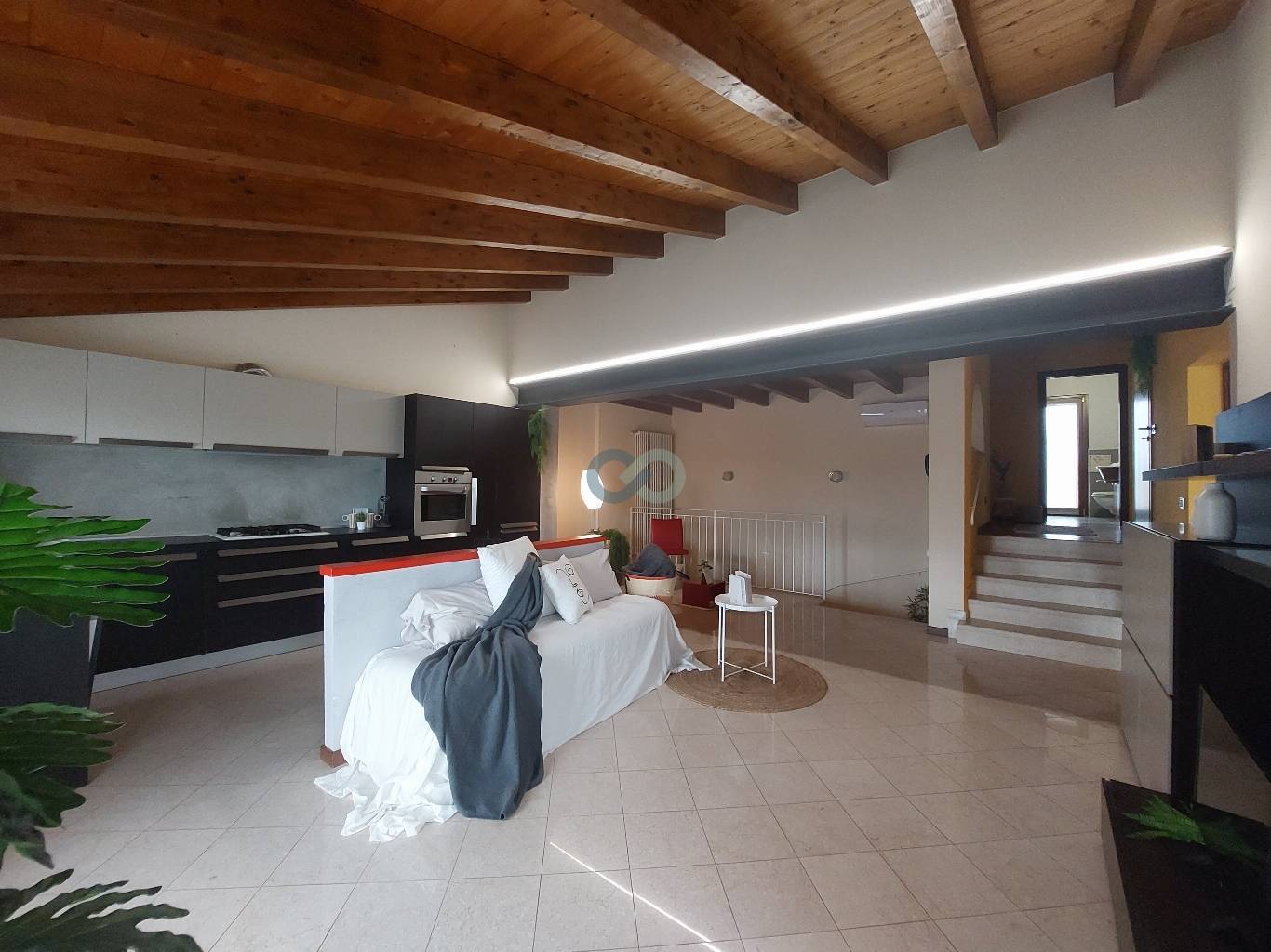 AMPIO TRILOCALE TRAVI A VISTA 3