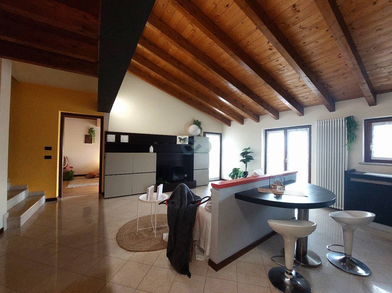 AMPIO TRILOCALE TRAVI A VISTA 8