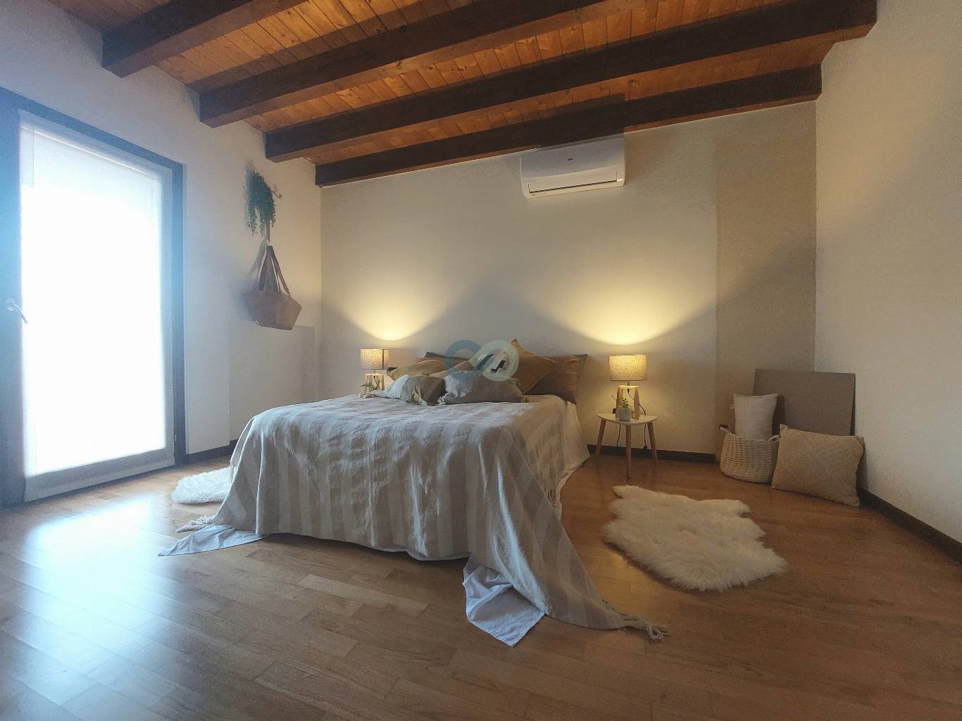 AMPIO TRILOCALE TRAVI A VISTA 22