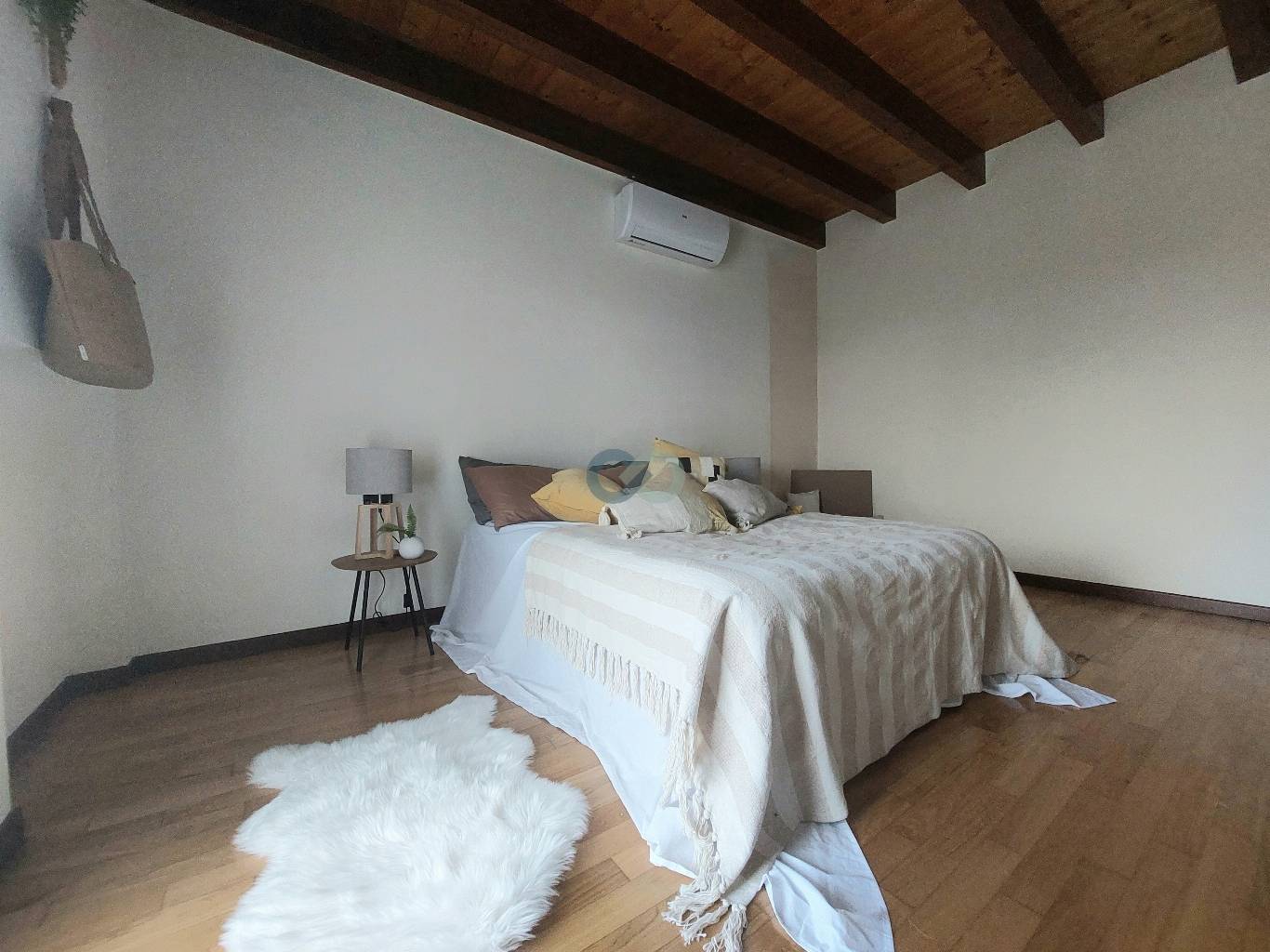 AMPIO TRILOCALE TRAVI A VISTA 21