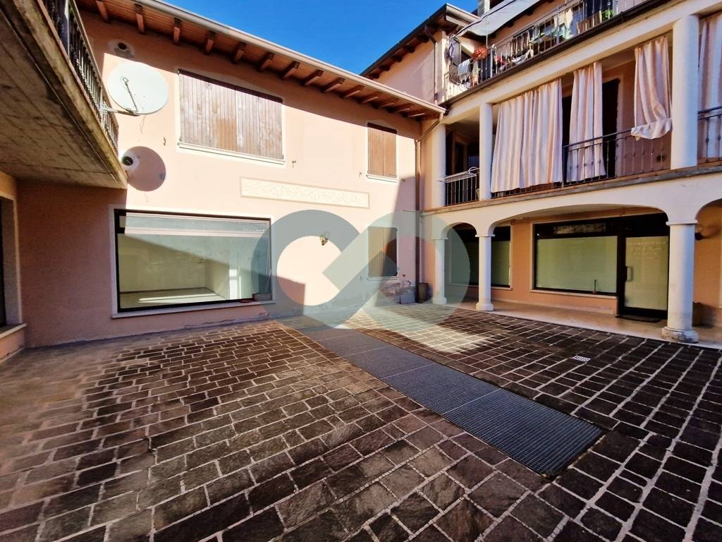 AMPIO BILOCALE CON INGRESSO INDIPENDENTE 16