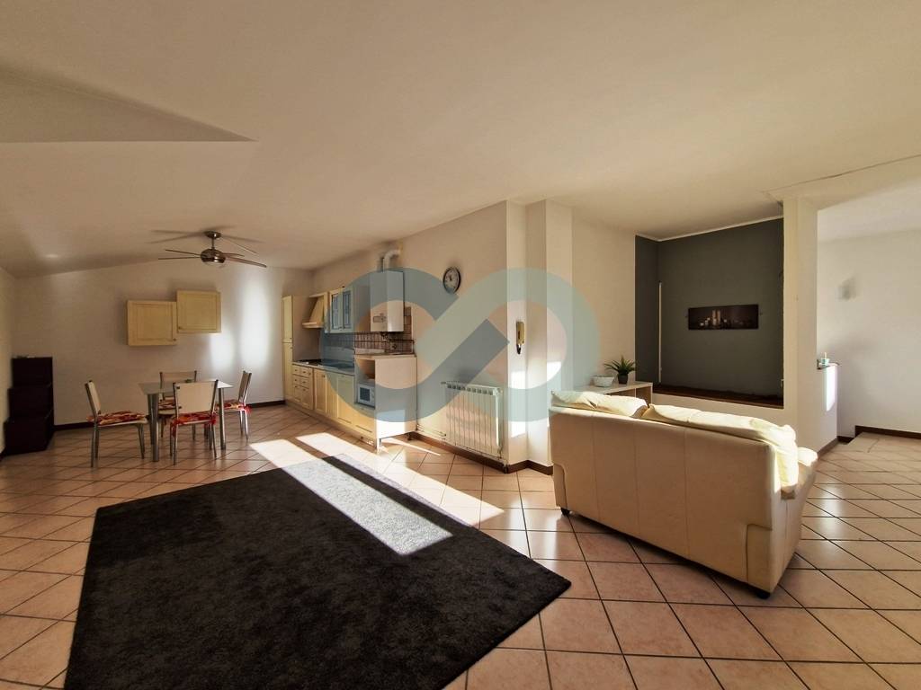 AMPIO BILOCALE CON INGRESSO INDIPENDENTE 2