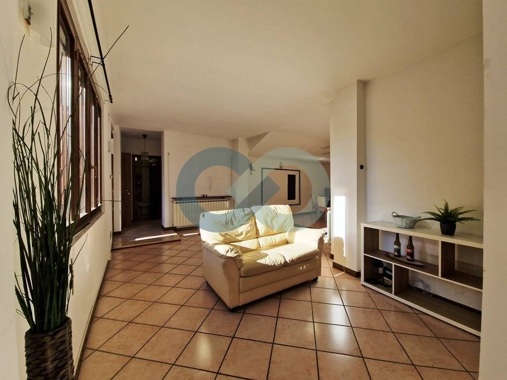 AMPIO BILOCALE CON INGRESSO INDIPENDENTE 4