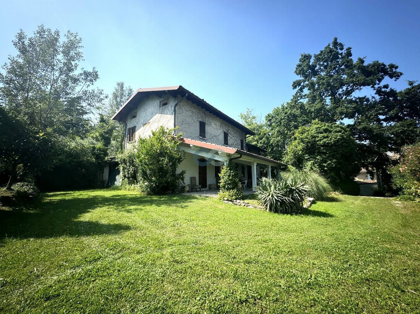 AFFASCINANTE CASOLARE DI CAMPAGNA CON CAMPO DI ULIVI 1