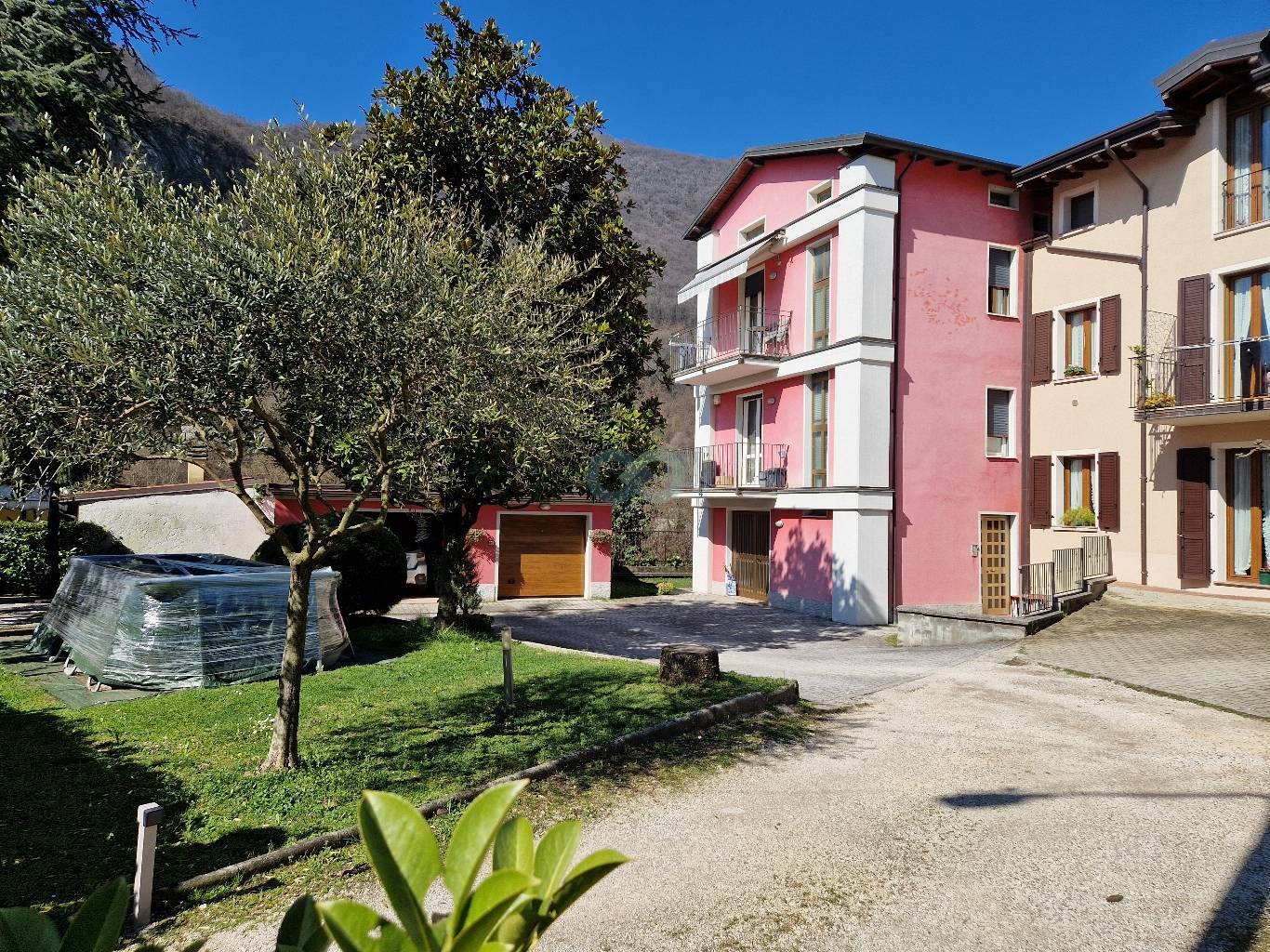 Appartamento con giardino e taverna 6