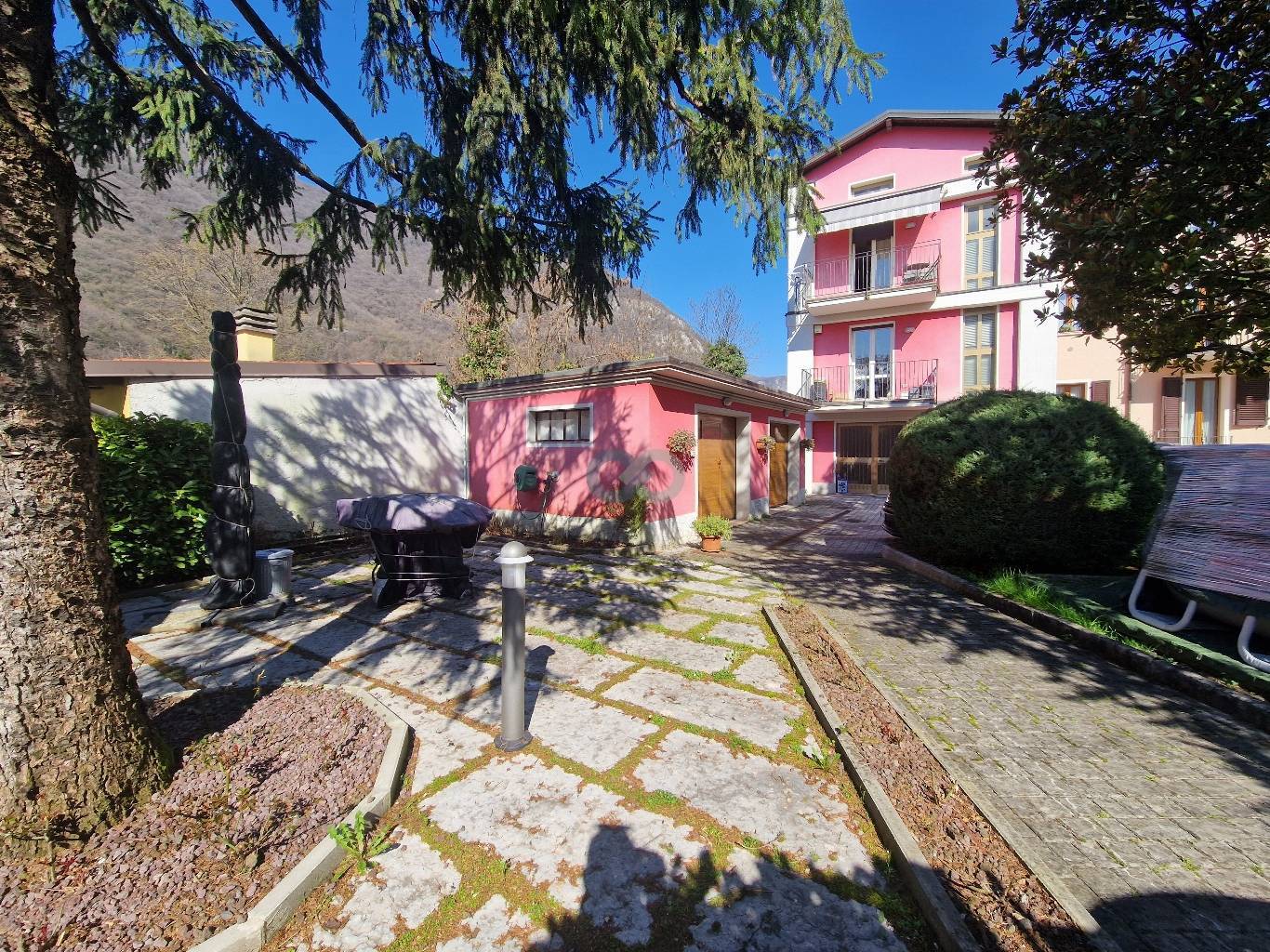 Appartamento con giardino e taverna 1