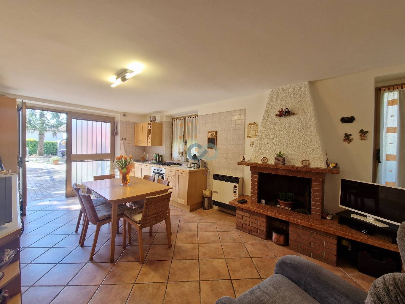 Appartamento con giardino e taverna 31