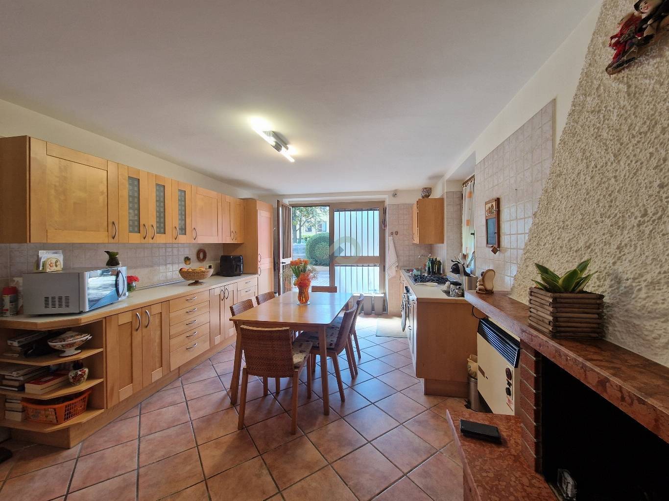 Appartamento con giardino e taverna 30