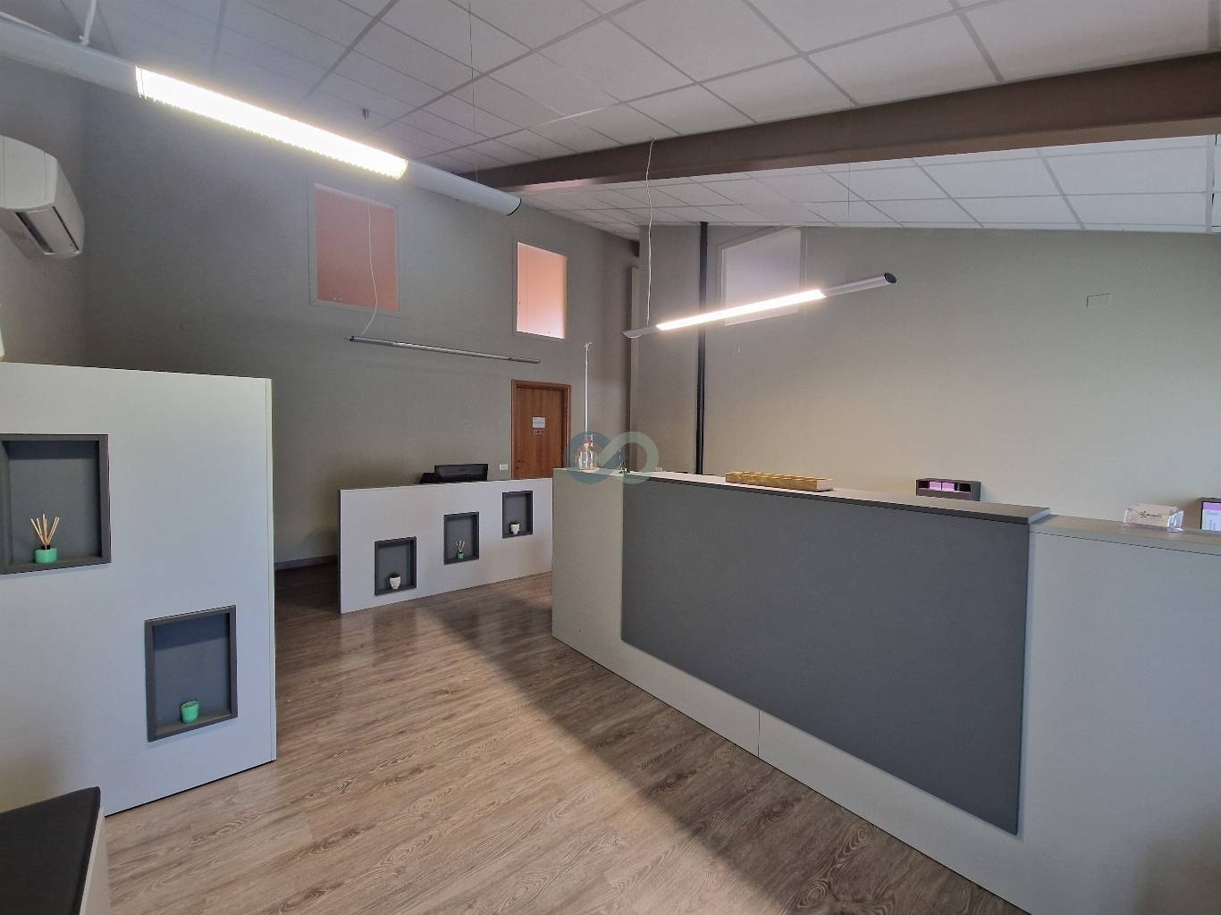 Locale direzionale con magazzino 2