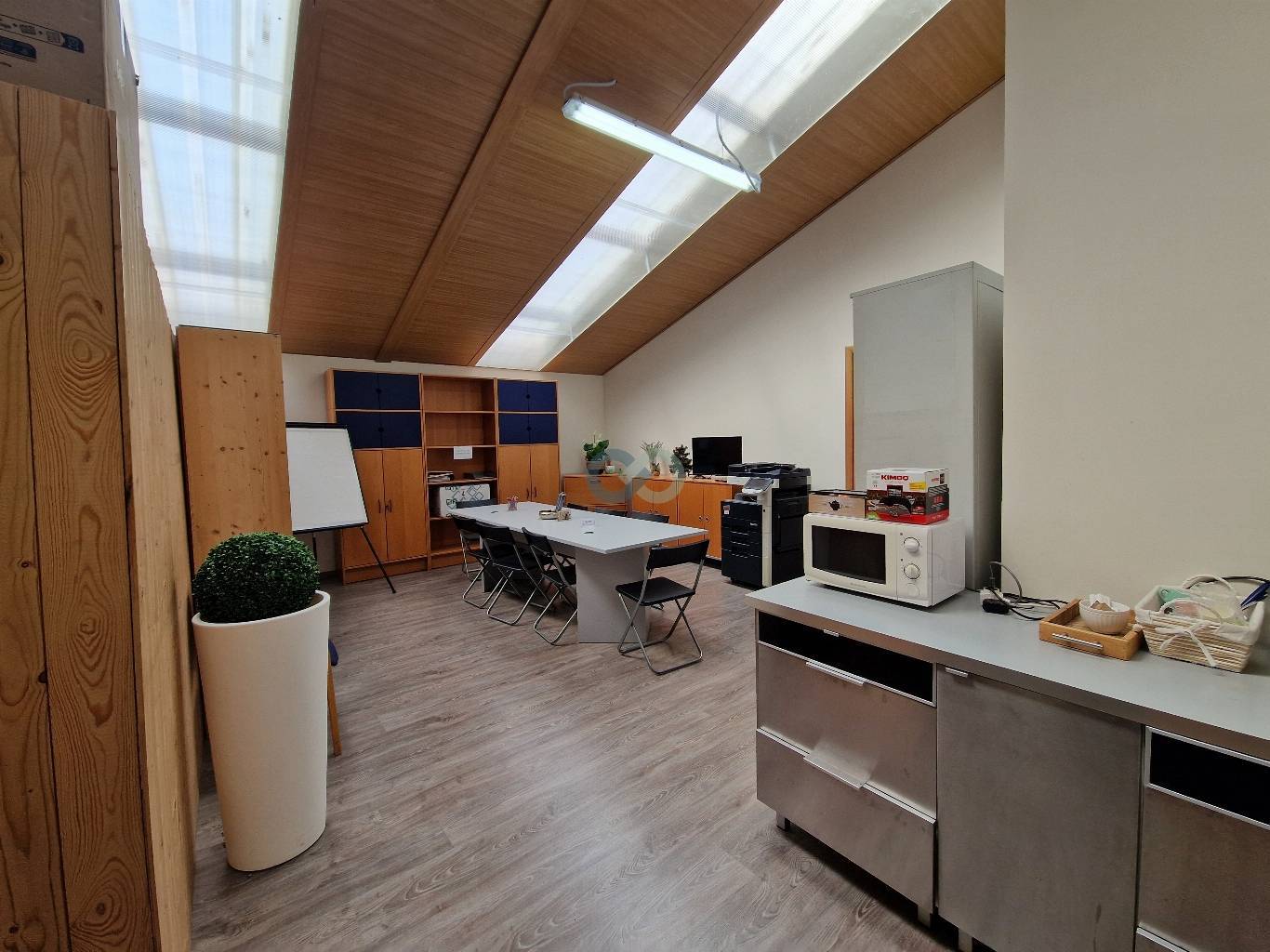 Locale direzionale con magazzino 10