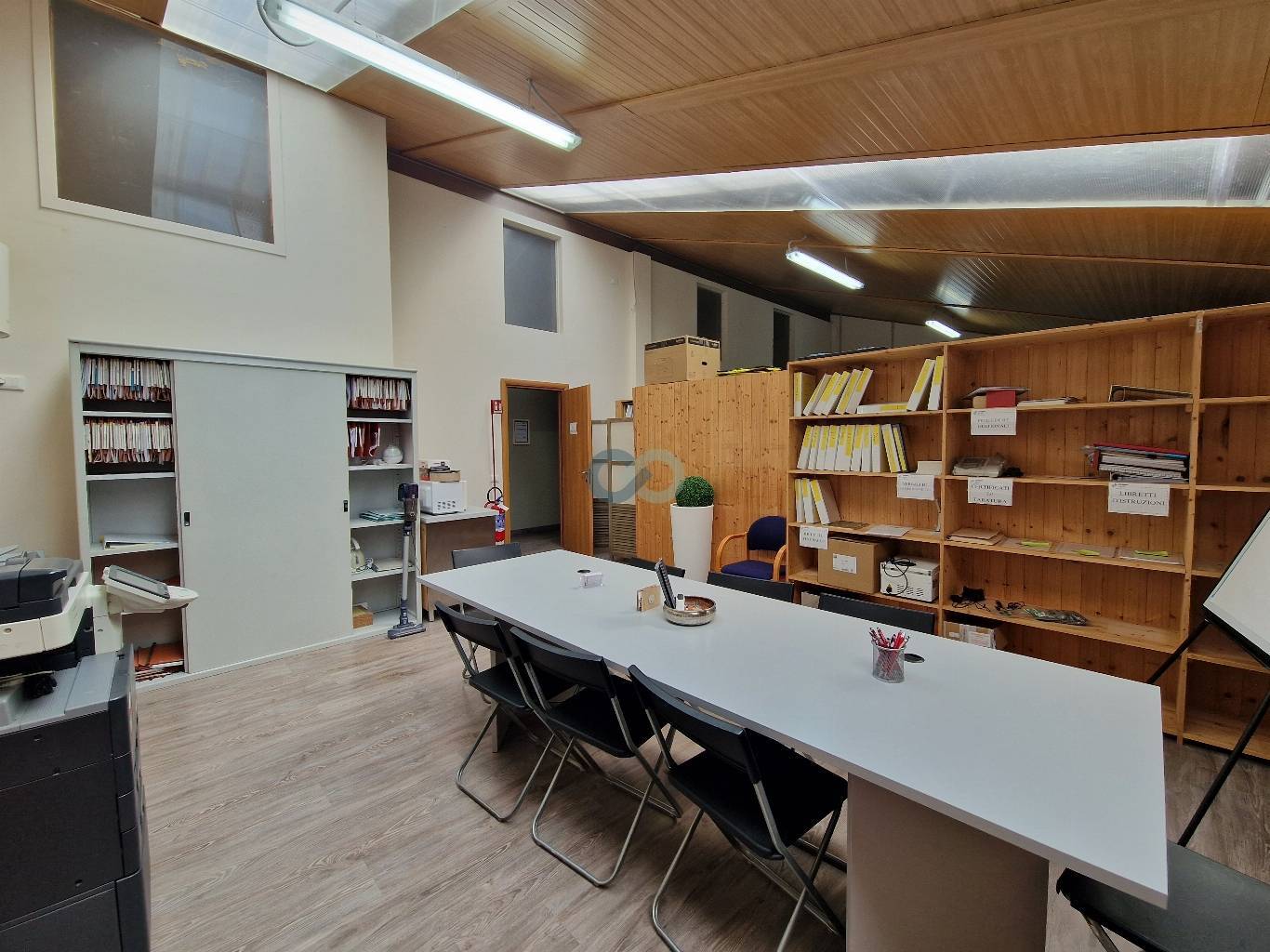 Locale direzionale con magazzino 11