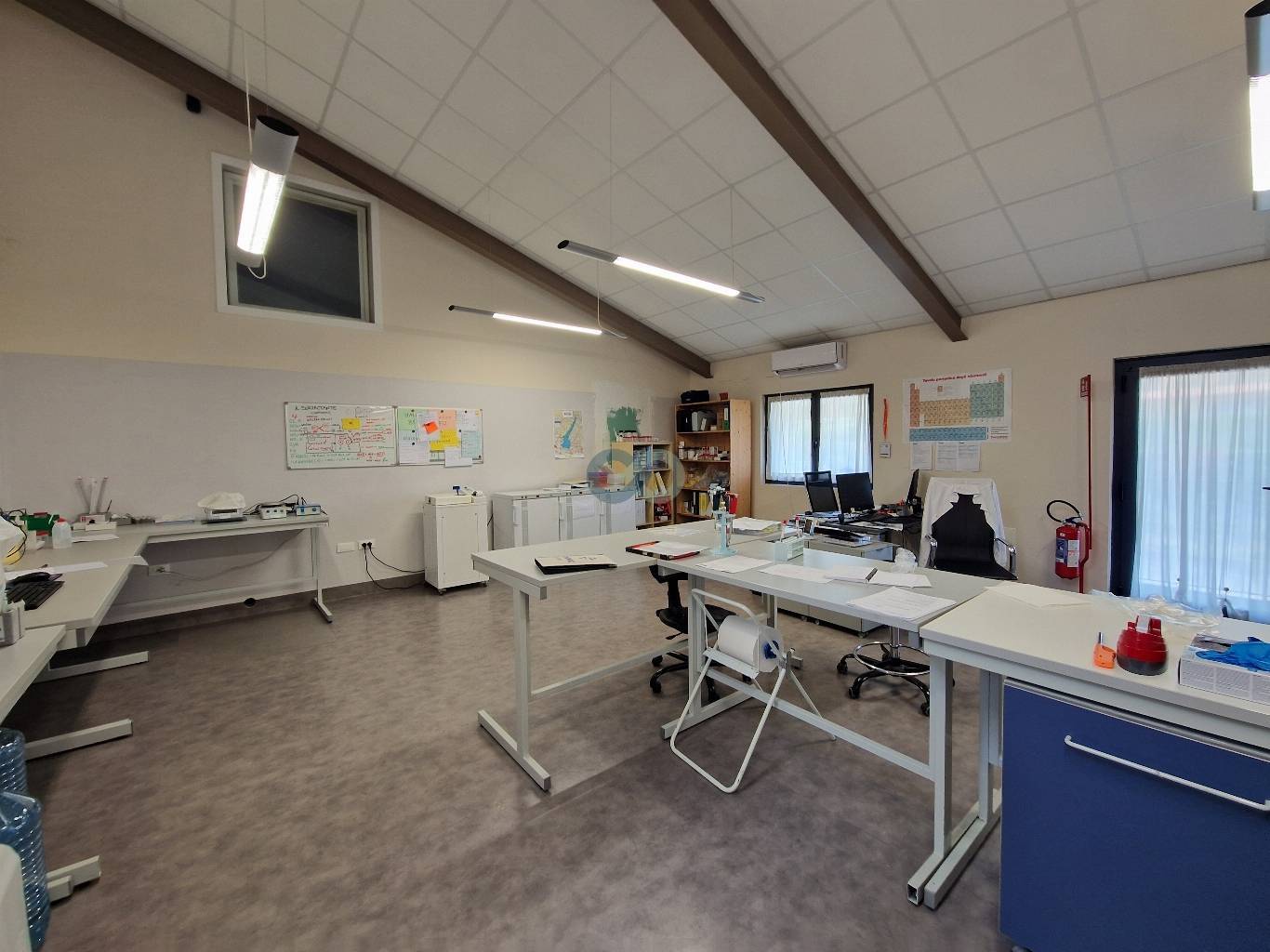Locale direzionale con magazzino 13