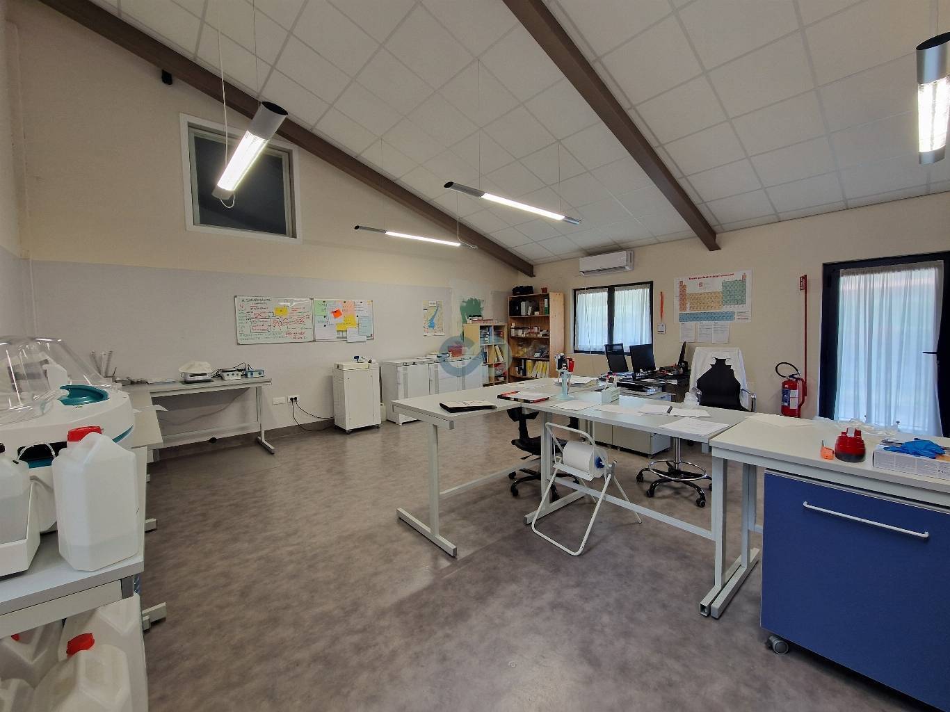 Locale direzionale con magazzino 12