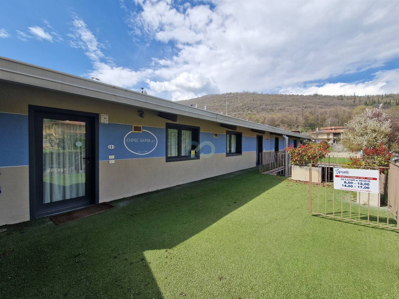 Locale direzionale con magazzino 16