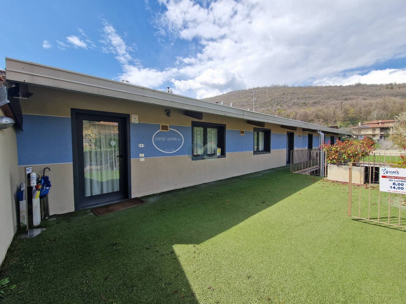 Locale direzionale con magazzino 15