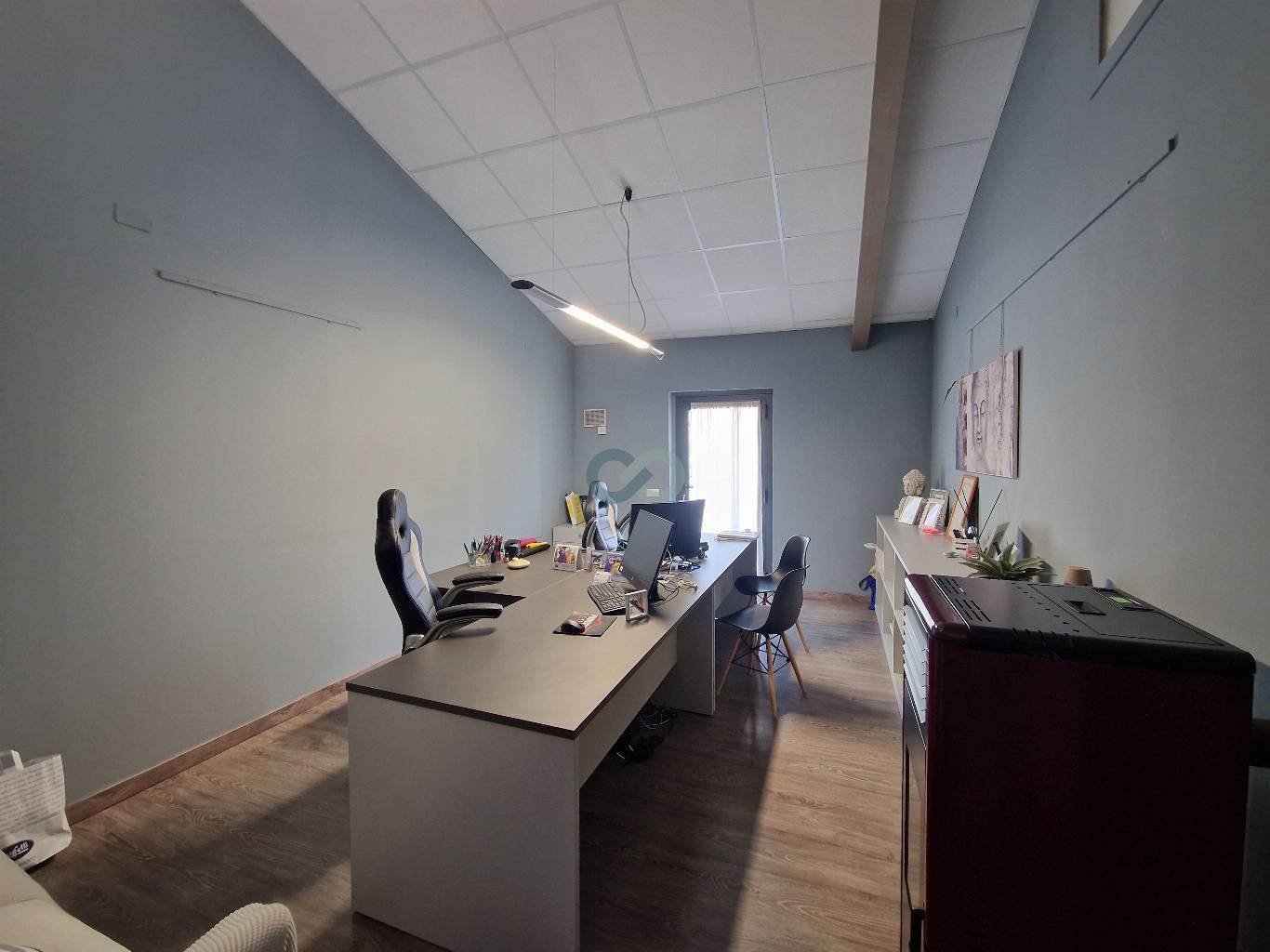 Locale direzionale con magazzino 7