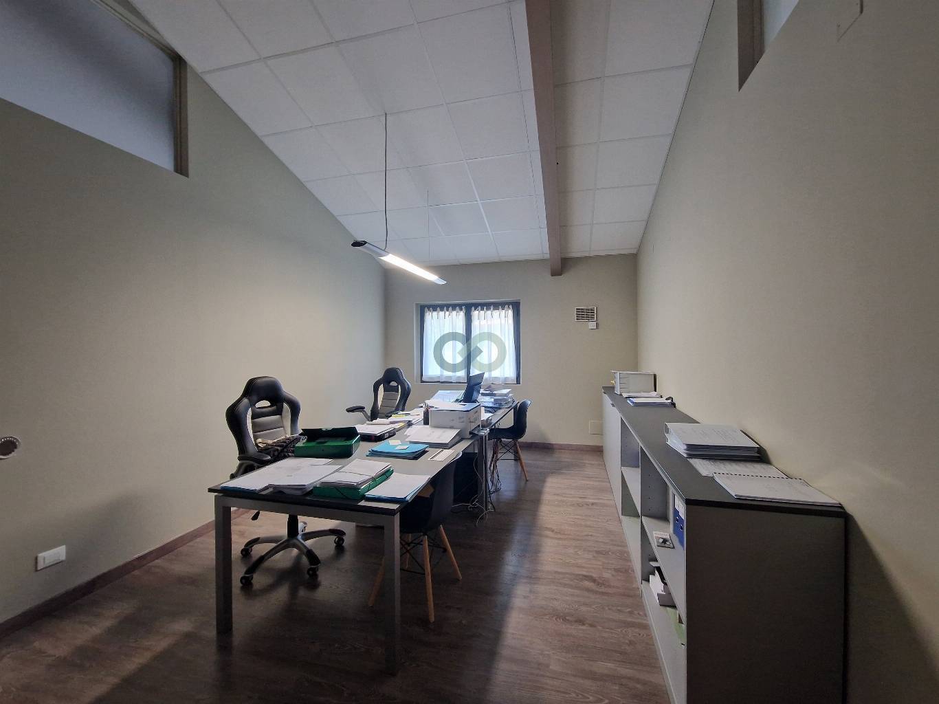 Locale direzionale con magazzino 8