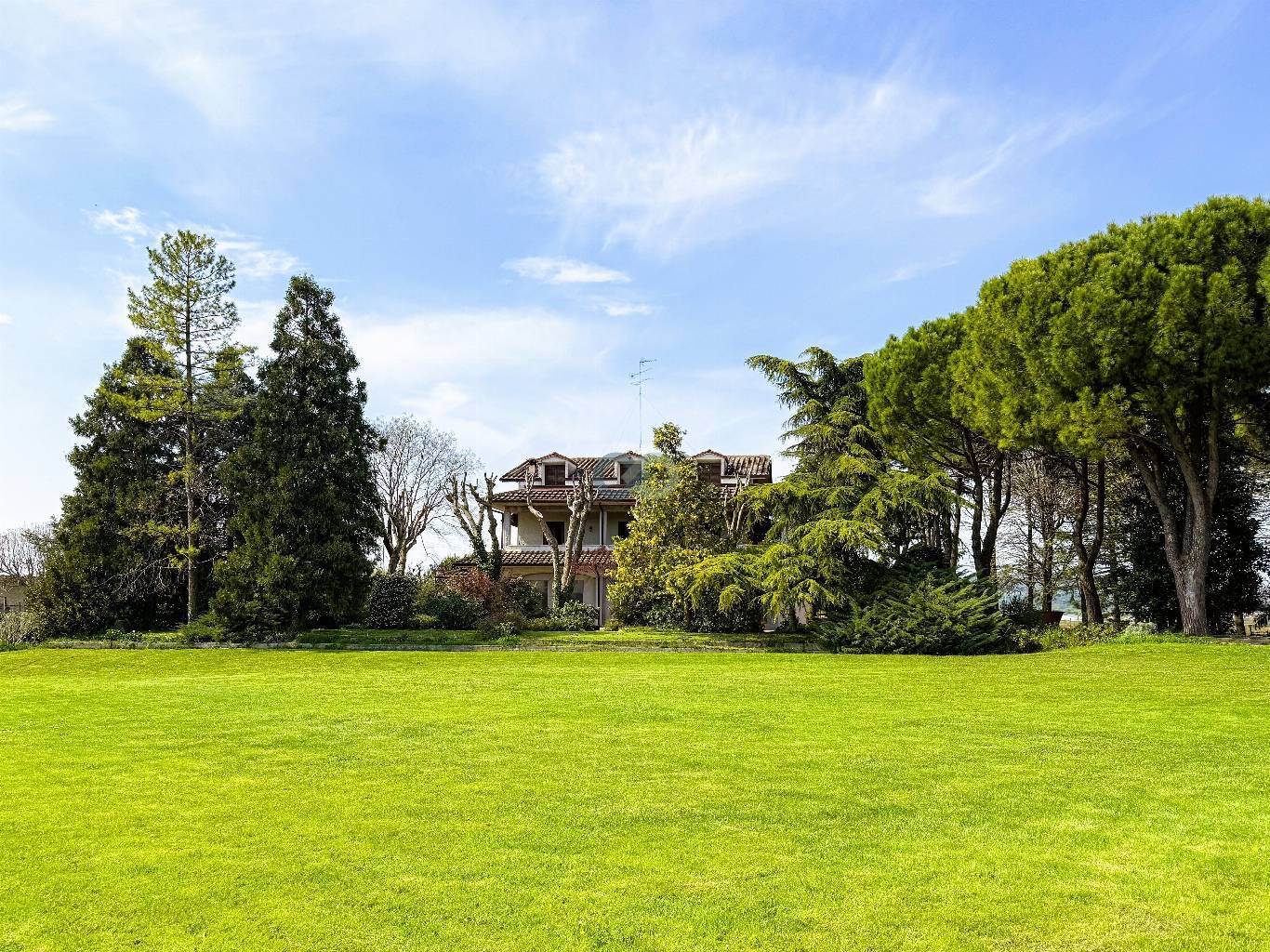 VILLA PLURIFAMILIARE CON TERRENO EDIFICABILE 1