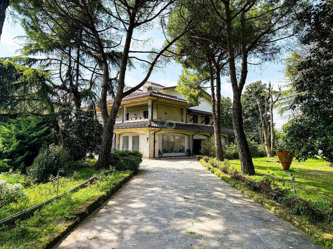 VILLA PLURIFAMILIARE CON TERRENO EDIFICABILE 2