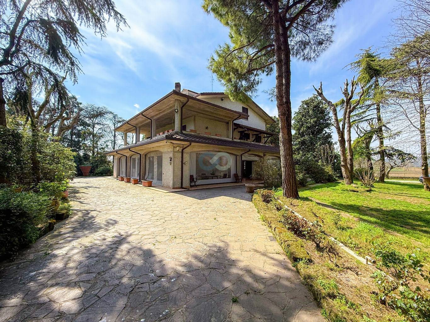 VILLA PLURIFAMILIARE CON TERRENO EDIFICABILE 3