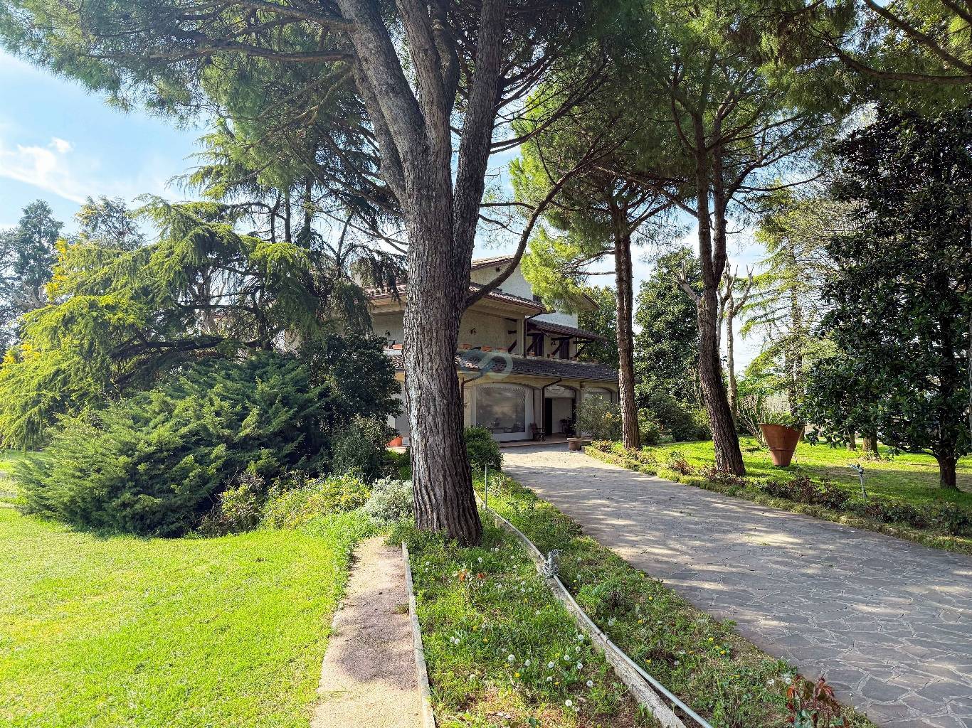 VILLA PLURIFAMILIARE CON TERRENO EDIFICABILE 9