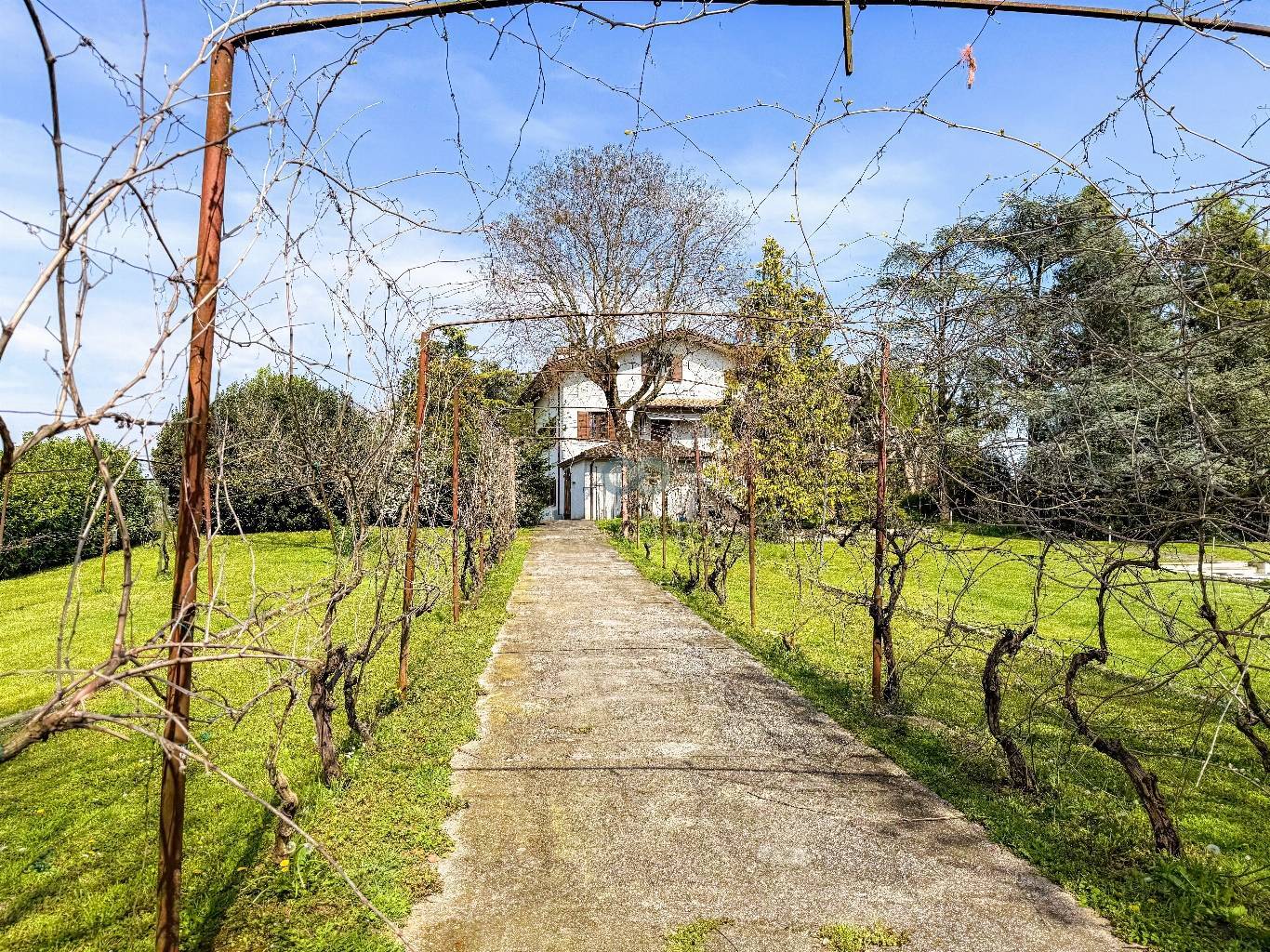 VILLA PLURIFAMILIARE CON TERRENO EDIFICABILE 8