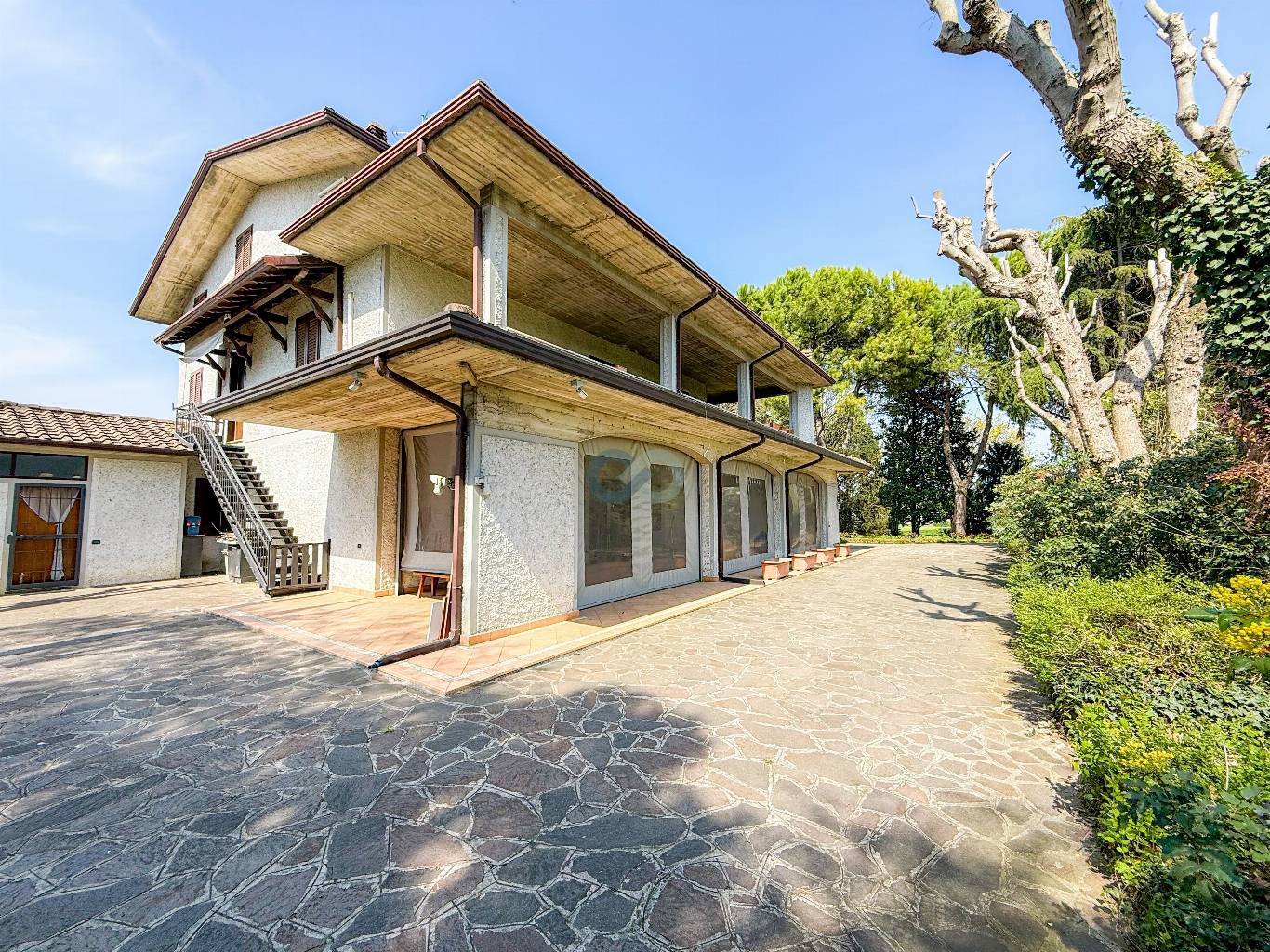 VILLA PLURIFAMILIARE CON TERRENO EDIFICABILE 16