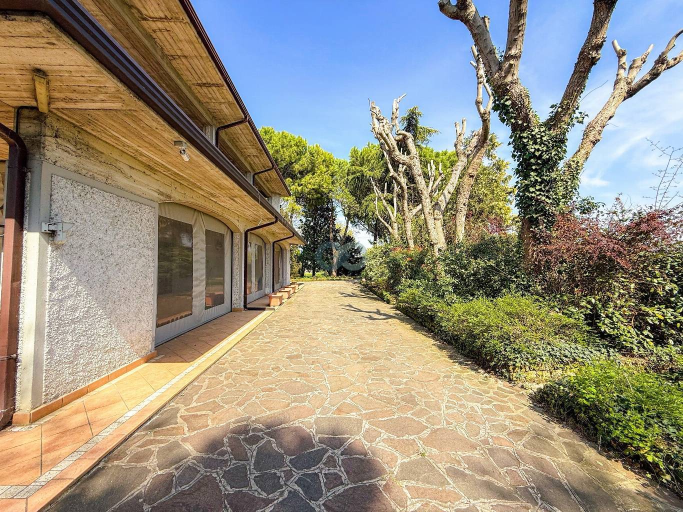 VILLA PLURIFAMILIARE CON TERRENO EDIFICABILE 18
