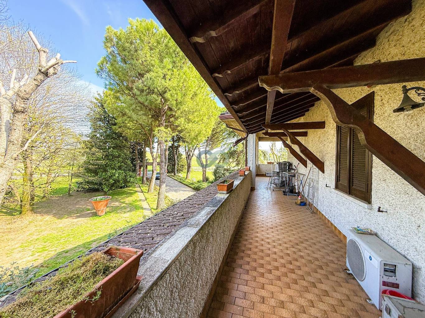 VILLA PLURIFAMILIARE CON TERRENO EDIFICABILE 38