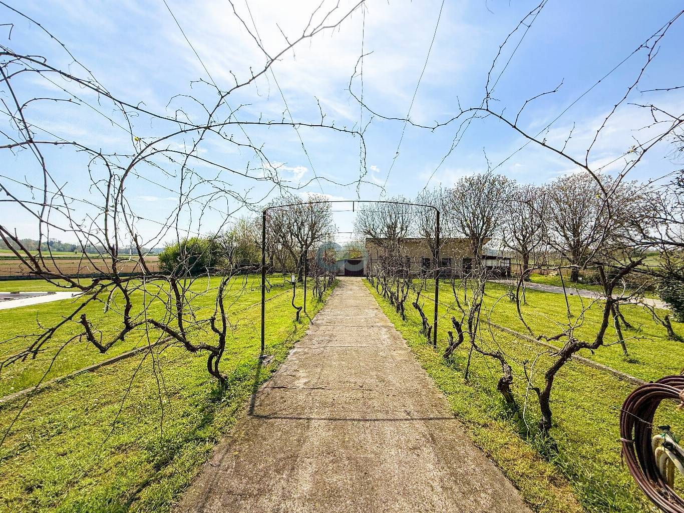 VILLA PLURIFAMILIARE CON TERRENO EDIFICABILE 44