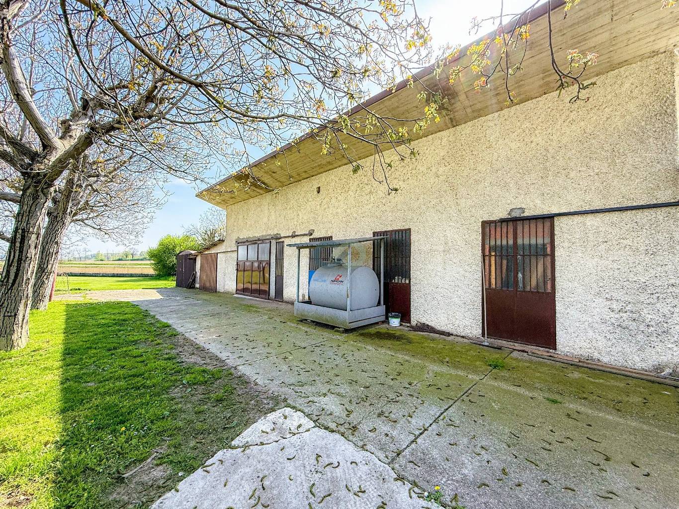 VILLA PLURIFAMILIARE CON TERRENO EDIFICABILE 45