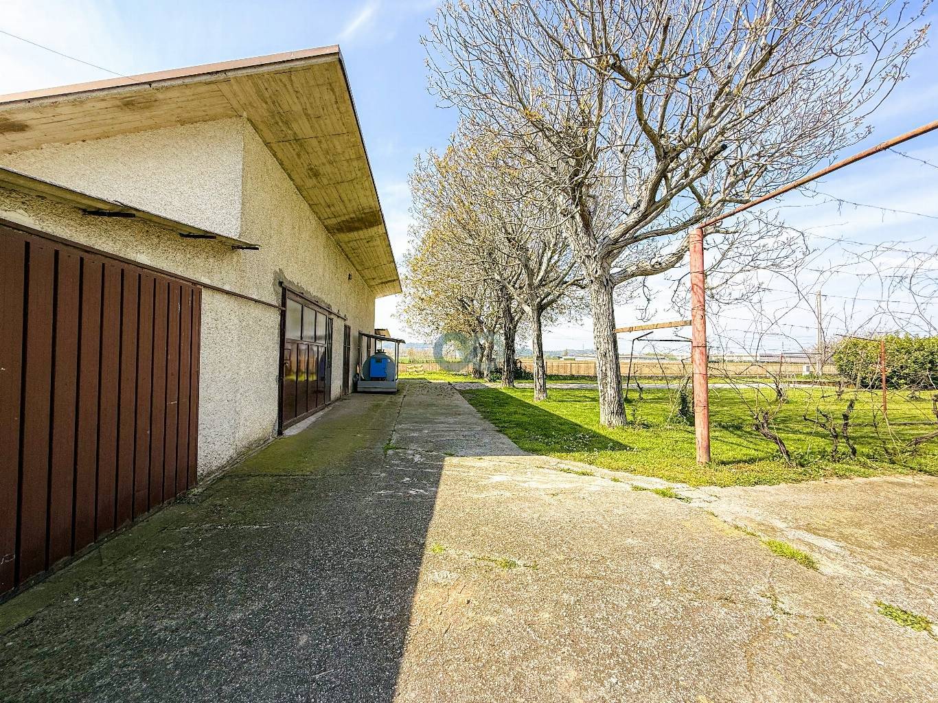 VILLA PLURIFAMILIARE CON TERRENO EDIFICABILE 46