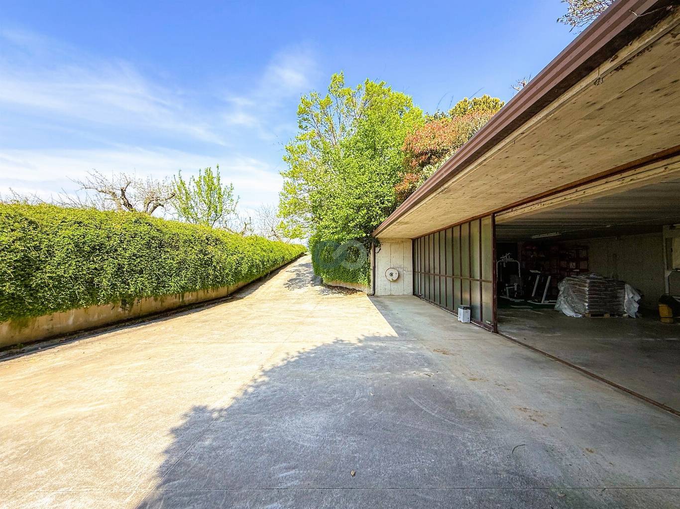 VILLA PLURIFAMILIARE CON TERRENO EDIFICABILE 50
