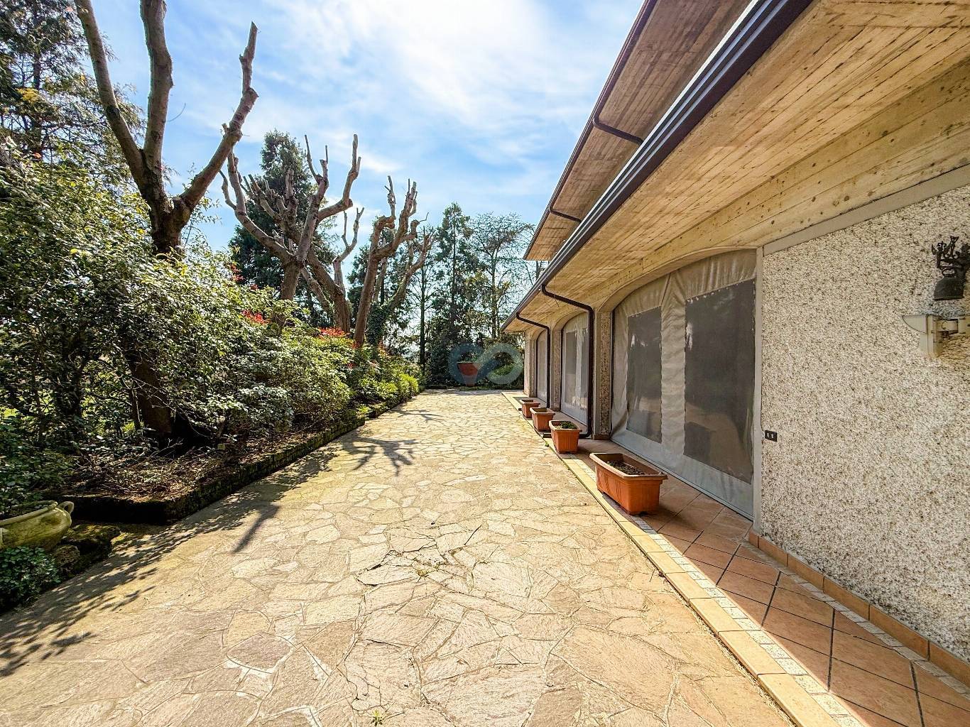 VILLA PLURIFAMILIARE CON TERRENO EDIFICABILE 53