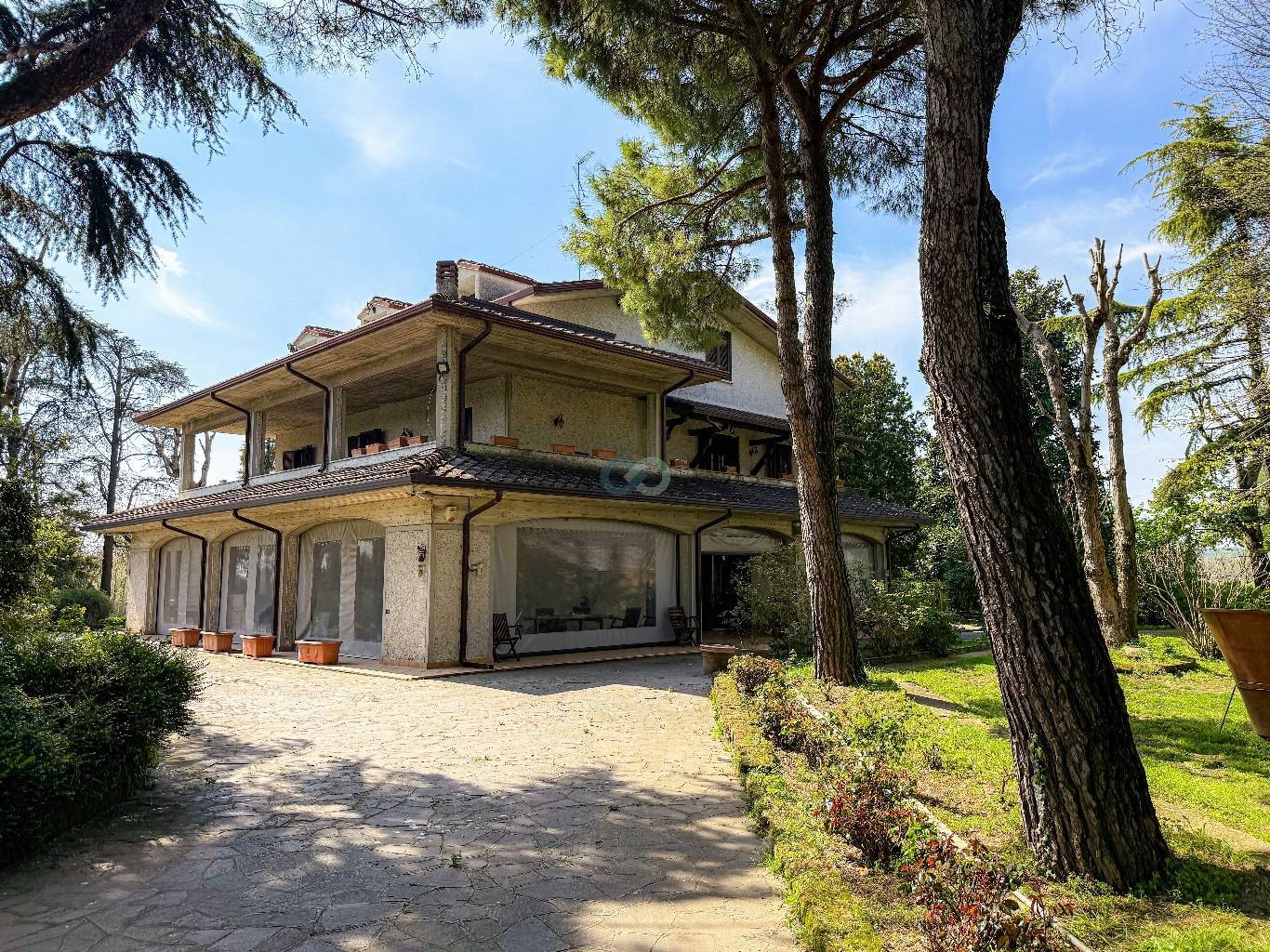 VILLA PLURIFAMILIARE CON TERRENO EDIFICABILE 54