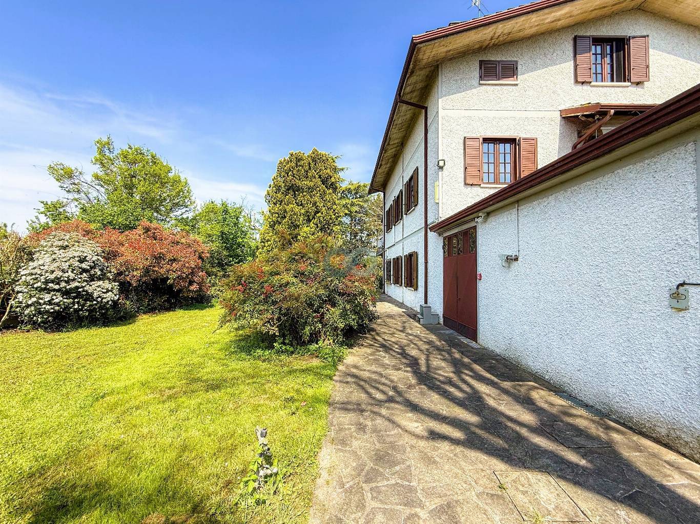 VILLA PLURIFAMILIARE CON TERRENO EDIFICABILE 55