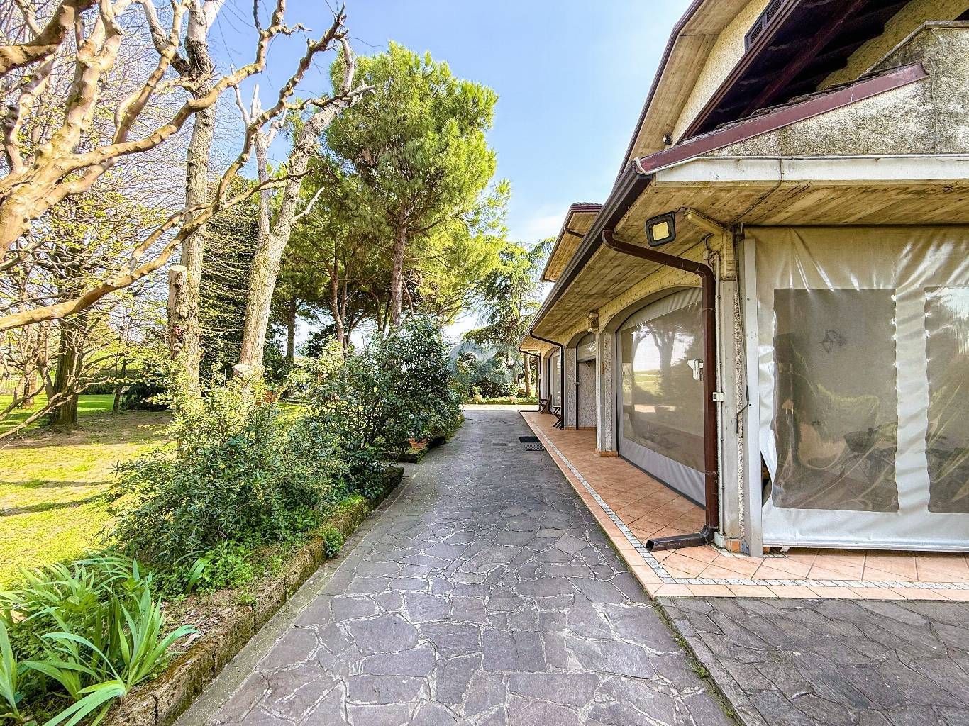 VILLA PLURIFAMILIARE CON TERRENO EDIFICABILE 56